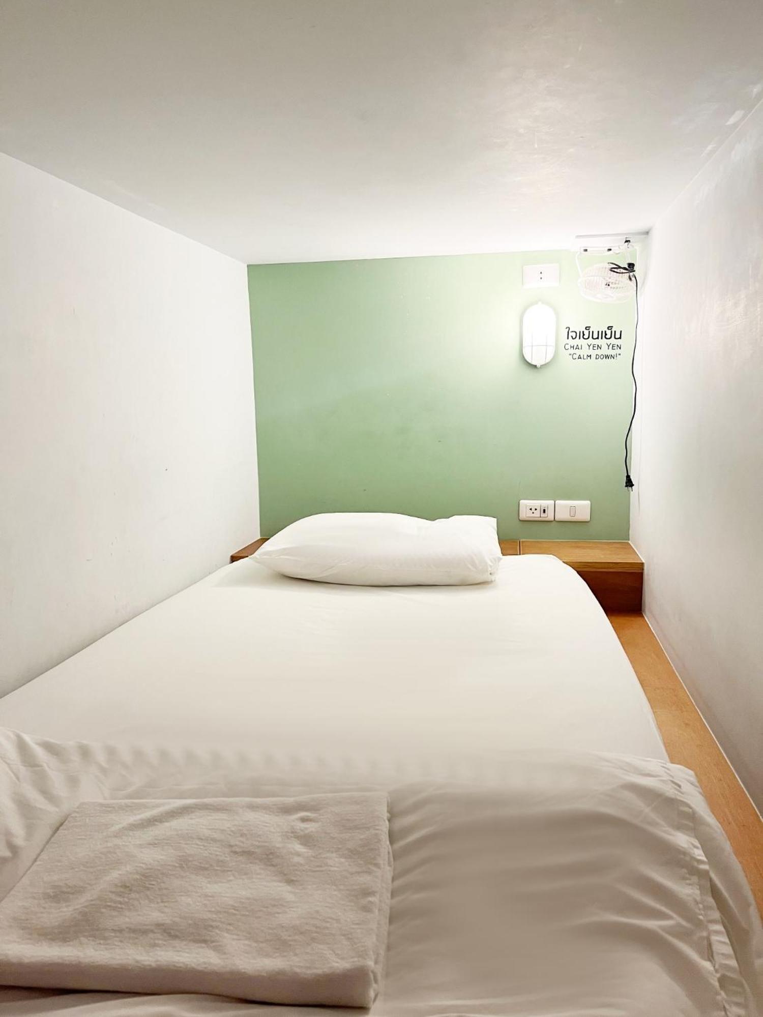 Barn & Bed Hostel Bangkok Exterior photo