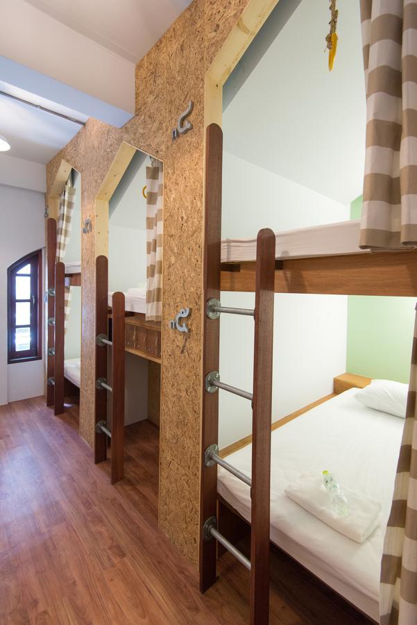 Barn & Bed Hostel Bangkok Exterior photo