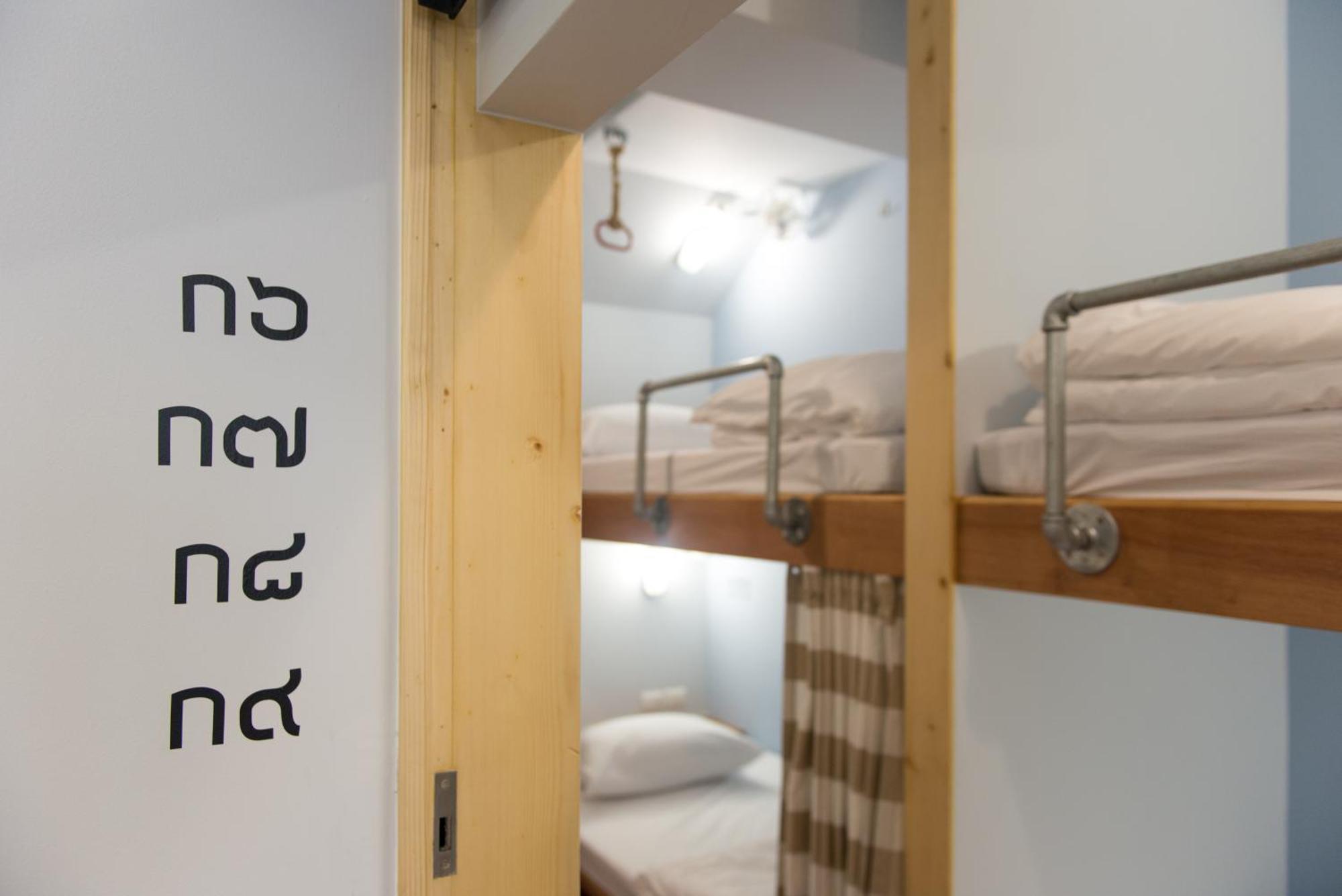 Barn & Bed Hostel Bangkok Exterior photo