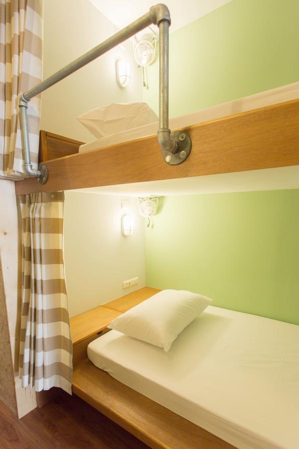 Barn & Bed Hostel Bangkok Exterior photo