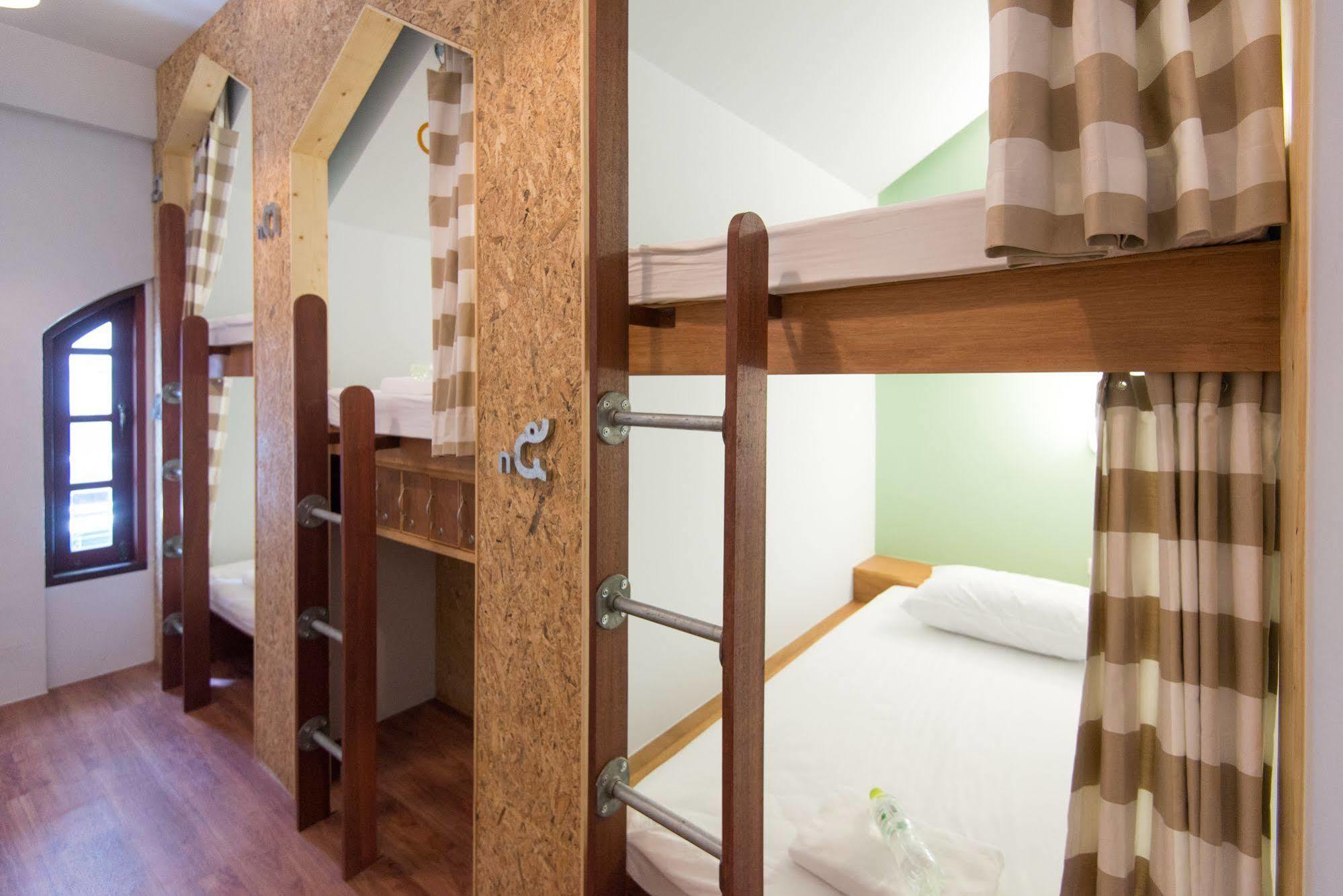 Barn & Bed Hostel Bangkok Exterior photo