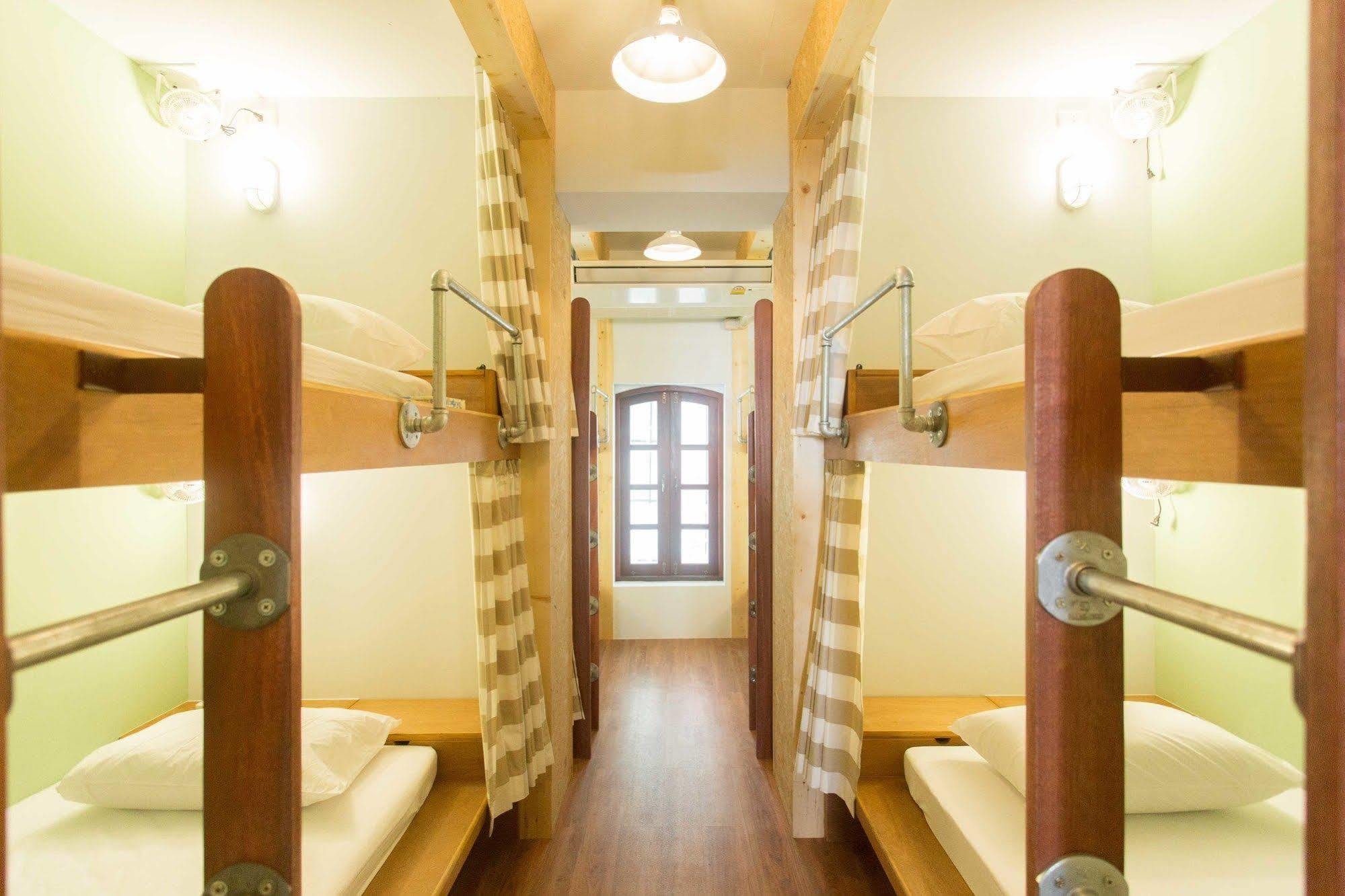 Barn & Bed Hostel Bangkok Exterior photo