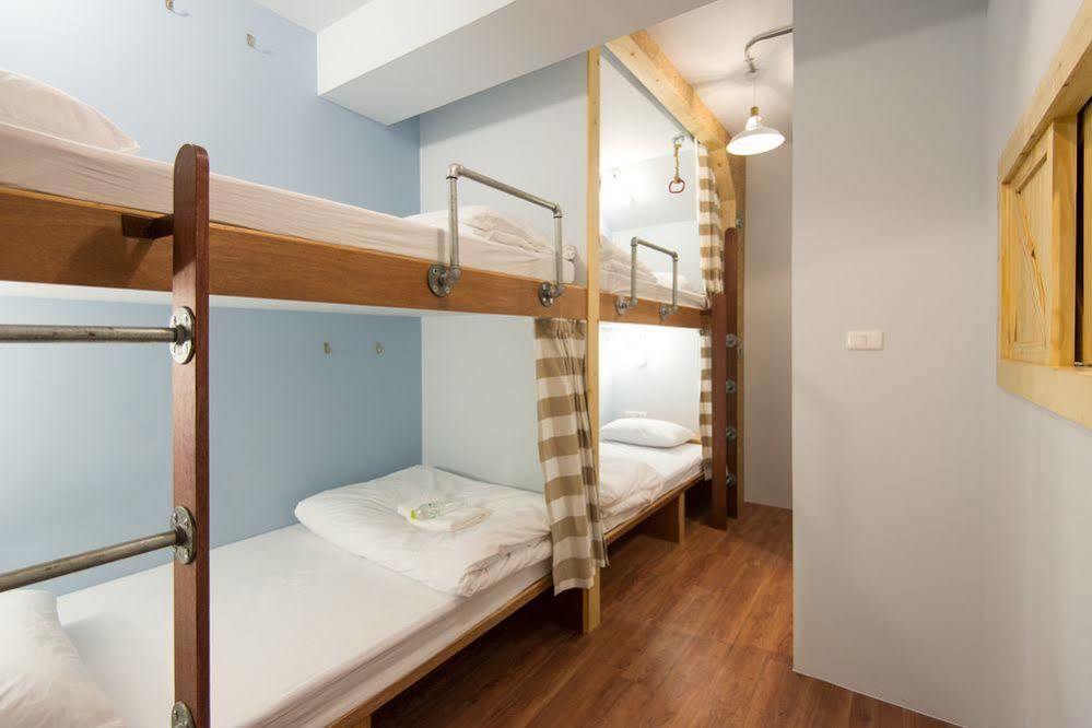 Barn & Bed Hostel Bangkok Exterior photo