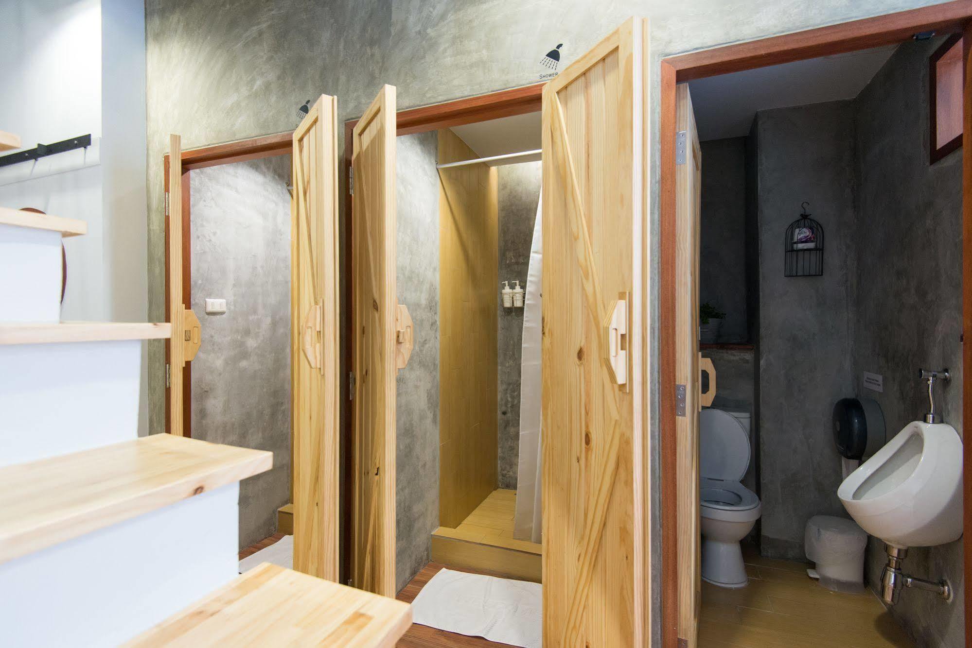 Barn & Bed Hostel Bangkok Exterior photo