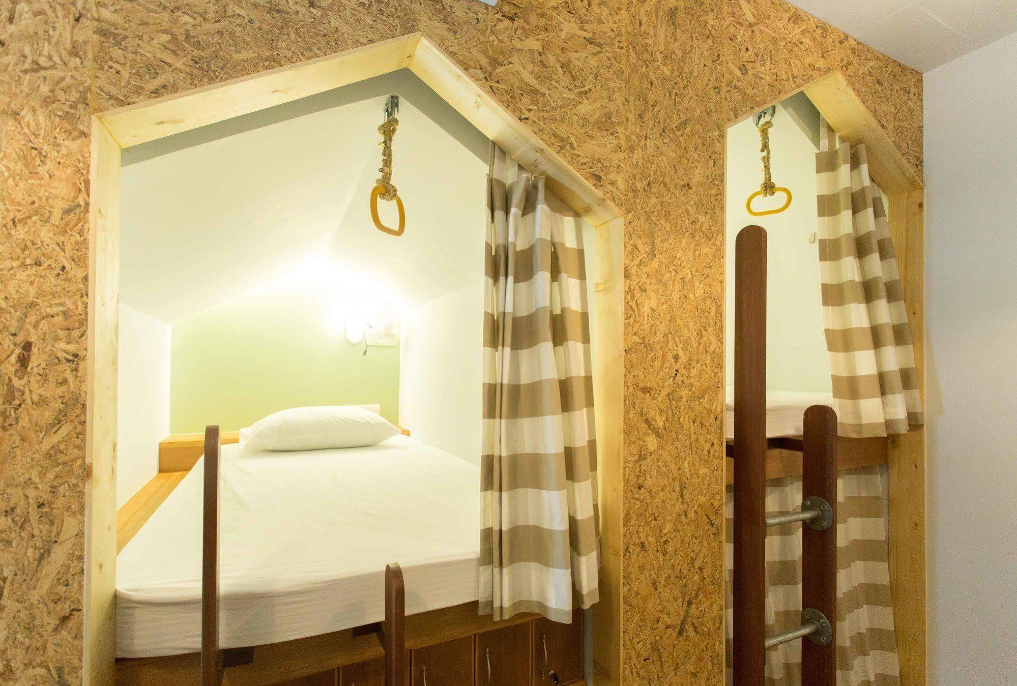 Barn & Bed Hostel Bangkok Exterior photo