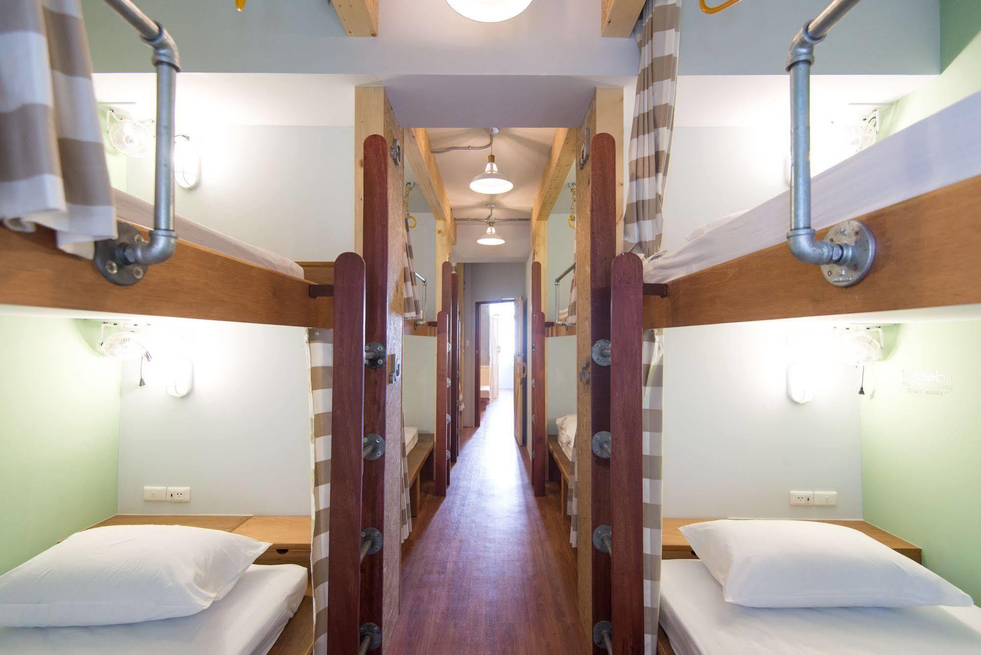Barn & Bed Hostel Bangkok Exterior photo