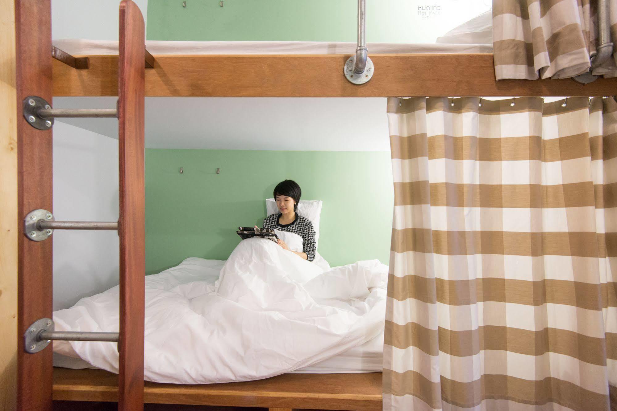 Barn & Bed Hostel Bangkok Exterior photo