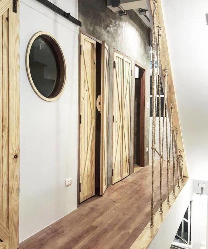 Barn & Bed Hostel Bangkok Exterior photo